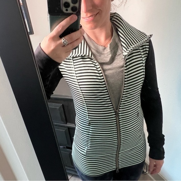 Lululemon Daily Yoga Jacket, size 2** - Picture 6 of 6